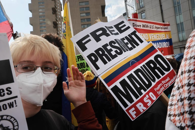 Seguidores del derrocado presidente venezolano Nicolás Maduro se manifiestan en Nueva York.