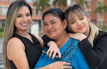 Mariela y Marilina Bogado, felices con su madre, doña Saturnina.