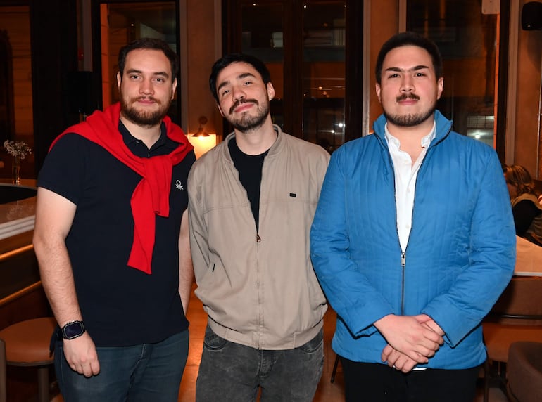 Con la presencia de referentes del sector creativo y gestores culturales, se llevó a cabo el Open House y la presentación oficial de MIRÁ ASU 2026 en la Casa Ardissone. El encuentro permitió adelantar los detalles de la primera edición en Paraguay de esta plataforma de arte y diseño, originada en Bolivia. Del diez al veintidós de noviembre, el evento reunirá exposiciones, arquitectura, moda y experiencias inmersivas con el propósito de impulsar el talento nacional y activar edificaciones patrimoniales del Centro Histórico de Asunción. En la foto Óscar Mallwitz, Santiago Cano y Santiago Cuenca.