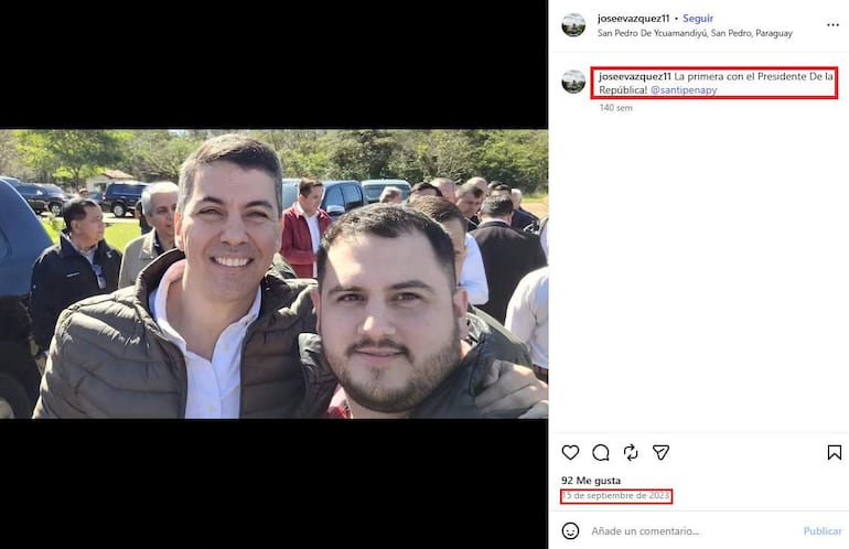 José Acosta Vázquez y Santiago Peña sonríen en un evento, ambos con chaquetas y rodeados de personas en un ambiente exterior.