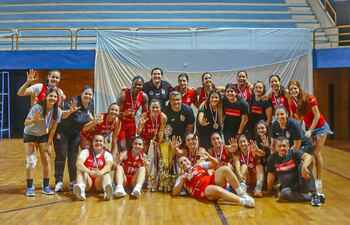 Plantel de Félix Pérez Cardozo que festeja su quinto título al hilo, luego de la victoria sobre Deportivo San José, en el segundo partido de la serie final por el cetro.