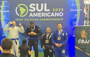 Diego León Narvaja le da un beso a su medalla en el escenario.