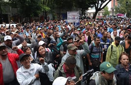 Personas se manifiestan en las afueras de la Secretaria de Gobernación en Ciudad de México (México).