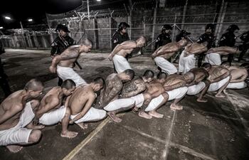 Imagen ilustrativa: fotografía cedida por el gobierno de El Salvador donde se observa el traslado de pandilleros al Centro de Confinamiento para el Terrorismo (Cecot).