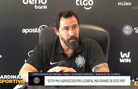 El argentino Pablo Vitamina Sánchez durante la presentación como entrenador de Olimpia en la Villa Olimpia, en Fernando de la Mora, Paraguay.