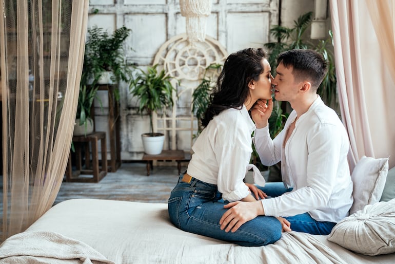 Pareja en la cama.