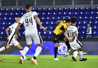 Federico Santander intenta un remate al arco de Fernández