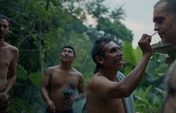 El actor español Pedro Alonso, conocido por haber interpretado a Berlín en "La Casa de Papel", explora rituales indígenas en una nueva serie documental.