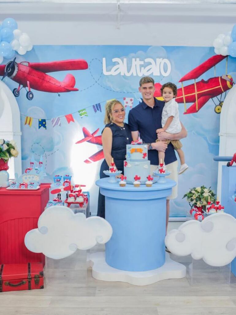 Orlando Gill y Meli Ávalos con el cumpleañero Lautaro Daniel.