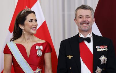 ¡Muy elegantes! El rey Federico y la reina Mary de Dinamarca asistieron a una cena de estado en el Castillo de Riga durante su visita a Letonia. 
