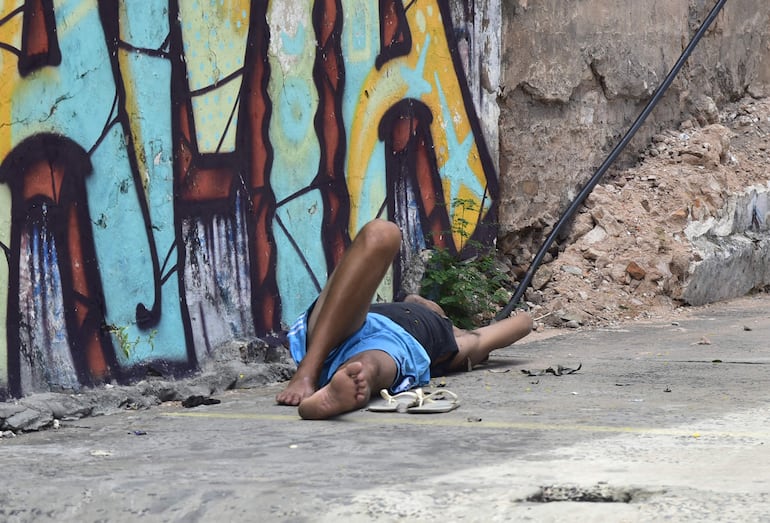 Bajo el ardiente sol, los "chespis" caen rendidos en la vereda. 