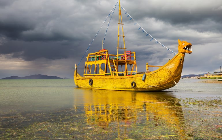 Barco Totora en el lago Titicaca en Bolivia.