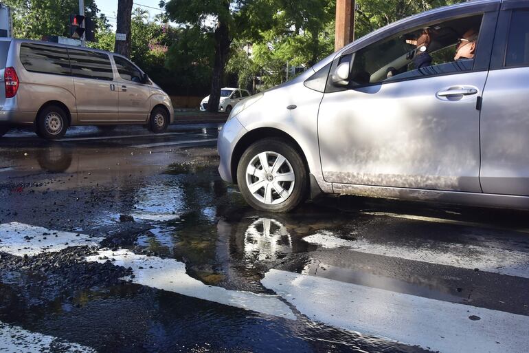 Bache en la esquina de Herminio Giménez y Kubitschek. Bajo el agua ya se observa el empedrado.