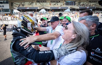 Joshua, junto a los grandes soportes de su carrera, sus padres Ronald, Rommy, y su equipo.