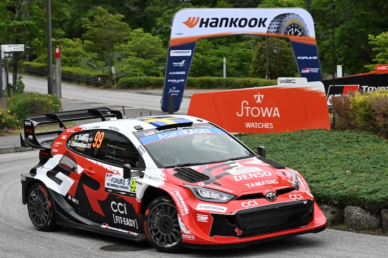 Oliver Solberg y Elliott Edmondson (Toyota GR Yaris Rally1) durante el shakedown.