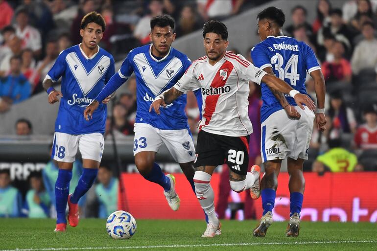 Vélez Sarsfield perdió 4-1 con River Plate por la fecha 16 del torneo Apertura 2025 de la Liga Profesional de Argentina.