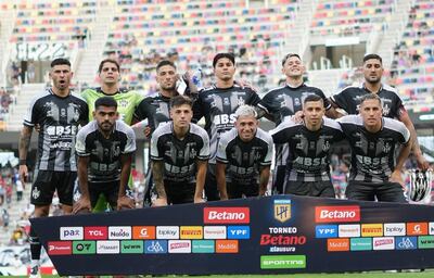 Formación de Central Córdoba de Santiago del Estero, con el paraguayo José Ignacio Florentín (parado, primero de la izquierda).