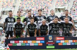 Formación de Central Córdoba de Santiago del Estero, con el paraguayo José Ignacio Florentín (parado, primero de la izquierda).