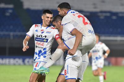 Diego Duarte se sube encima de Rodrigo Arévalo mientras que Claudio Núñez llega para sumarse al festejo del tercer tanto Tricolor.