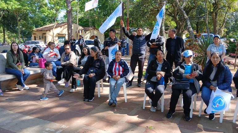 Docentes de la UNE-SN se movilizaron en la ciudad de San Juan Bautista, Misiones, para rechazar el acuerdo salarial con el Gobierno y exigir mayor inversión en educación, creación de rubros y el cumplimiento de la gratuidad educativa.