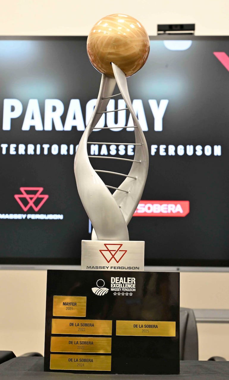 De La Sobera obtuvo por cuarto año consecutivo el primer puesto del programa Dealer Excellence de Massey Ferguson para la región OSA y recibió el trofeo definitivo por su desempeño.