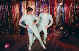 Domhnall Gleeson y Taylor Swift en una imagen del vídeo "Opalite".