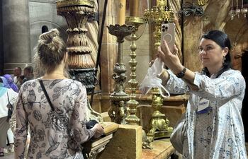 Grupos de turistas en la Ciudad Vieja de Jerusalén. La ciudad de Jerusalén empieza a recomponer su tejido turístico este otoño tras dos años de ofensiva bélica en Gaza, con la llegada de más visitantes impulsada por la reapertura de las rutas aéreas a Tel Aviv, la reinstauración de coberturas en algunas aseguradoras o la flexibilización de las restricciones de viaje.