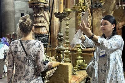 Grupos de turistas en la Ciudad Vieja de Jerusalén. La ciudad de Jerusalén empieza a recomponer su tejido turístico este otoño tras dos años de ofensiva bélica en Gaza, con la llegada de más visitantes impulsada por la reapertura de las rutas aéreas a Tel Aviv, la reinstauración de coberturas en algunas aseguradoras o la flexibilización de las restricciones de viaje. 