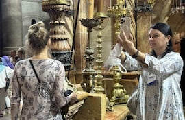 Grupos de turistas en la Ciudad Vieja de Jerusalén. La ciudad de Jerusalén empieza a recomponer su tejido turístico este otoño tras dos años de ofensiva bélica en Gaza, con la llegada de más visitantes impulsada por la reapertura de las rutas aéreas a Tel Aviv, la reinstauración de coberturas en algunas aseguradoras o la flexibilización de las restricciones de viaje.