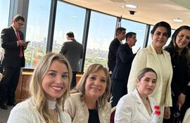 La funcionaria del Senado, Leticia Chamorro hija de concejala departamental de Central y precandidata a intendenta de Fernando de la Mora, Lizy Giménez de Chamorro.