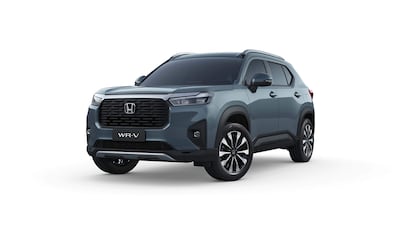 Honda Vicar. SUV INE WR-V estacionado, con un diseño moderno y ruedas prominentes, en un ambiente empresarial.