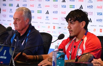 El zaguero y capitán de Paraguay, Gustavo Gómez hablando en conferencia de prensa previo al partido ante Alemania, acompañado por el seleccionador albirrojo, Gustavo Alfaro.