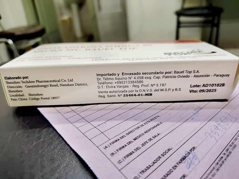 Al costado derecho, se observa la fecha de vencimiento del medicamento remitido por la farmacia del Hospital de Clínicas, para un niño hospitalizado en la Unidad de Cuidados Intensivos.