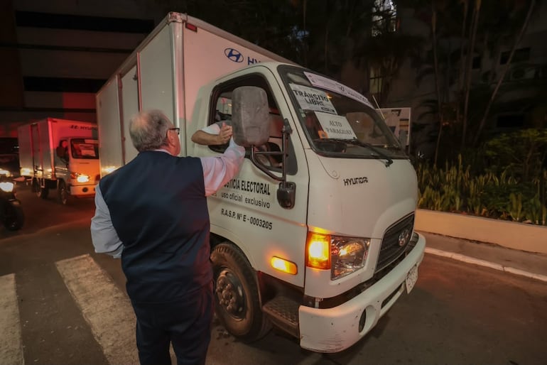 Operativo de envío de máquinas de votación y maletines electorales a los puntos más lejanos del país. Foto: TSJE.