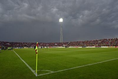 Los hinchas de Cerro Porteño en el estadio Villa Alegre de Encarnación.