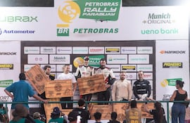 Fabrizio Galanti y Tadeo Carrasco (centro) acompañados en el podio por Sebastián Lafarja y Sebastián Barchini (izq.) y Eugen Gotze y Juan José Bilbao.