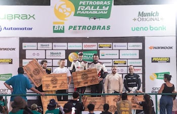 Fabrizio Galanti y Tadeo Carrasco (centro) acompañados en el podio por Sebastián Lafarja y Sebastián Barchini (izq.) y Eugen Gotze y Juan José Bilbao.