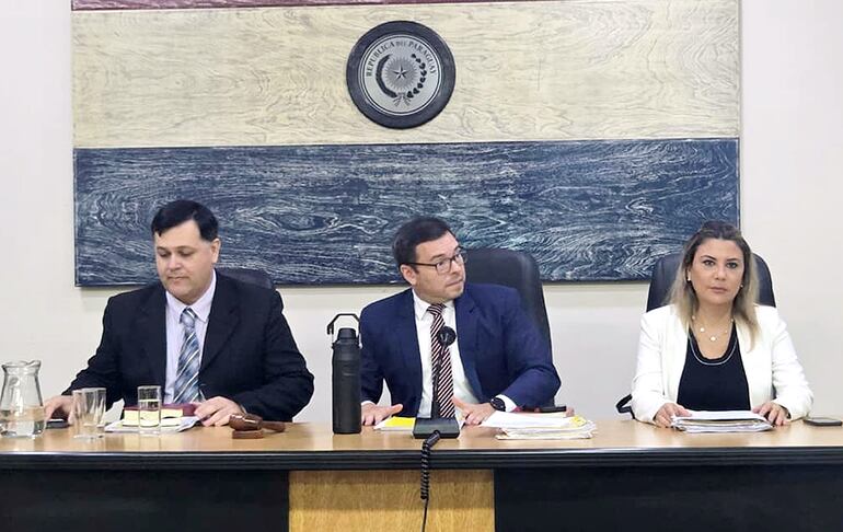 El Tribunal de Sentencias, presidido por Pablino Barreto (c) e integrado por Juan Dávalos (i) y Ana Rodríguez (d).