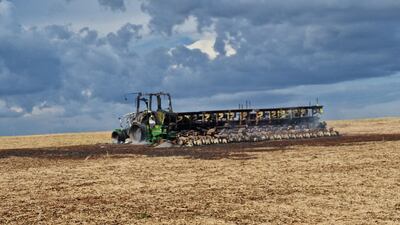 Resto del tractor y sembradora quemados por los indígenas en la zona de Barrio Preto, Cospus Christi.