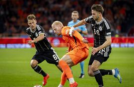 Joshua Kimmich, de Alemania; Mexx Meerdink, de los Países Bajos; y Anton Stach, de Alemania, durante el partido de la UEFA Nations League entre los Países Bajos y Alemania en el Johan Cruijff Arena, en Ámsterdam