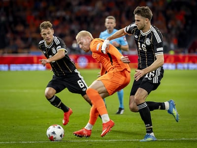 Joshua Kimmich, de Alemania; Mexx Meerdink, de los Países Bajos; y Anton Stach, de Alemania, durante el partido de la UEFA Nations League entre los Países Bajos y Alemania en el Johan Cruijff Arena, en Ámsterdam