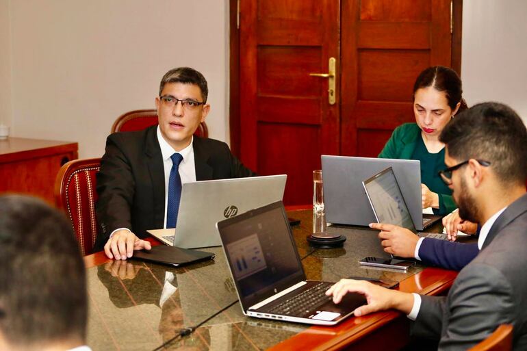 El equipo técnico del MEF, encabezado por la gerente de Economía, Nathalia Rodríguez, y el director general de Política Macro Fiscal, Marcelo Rodríguez, presentó este martes el informe de situación financiera (Situfin). Foto: Gentileza MEF.