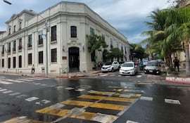 Emblemática esquina de Palma e Iturbe, donde se ubica la Casa Staudt, sede central de la Secretaría Nacional de Cultura, está inundada por aguas cloacales que esparcen sus pestilentes olores por el Centro Histórico de Asunción.