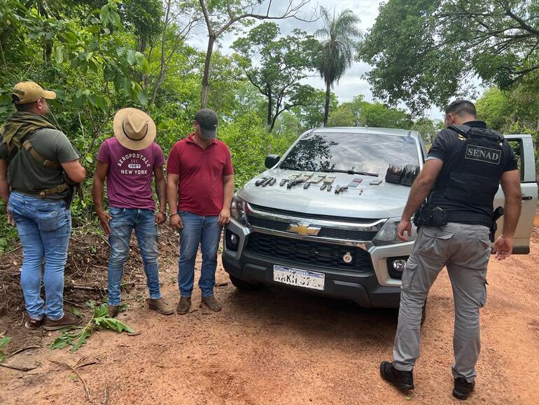 Alder Luis Rodas de 31años y Marcelino Carballo Arce de 26 años, detenidos por agentes de la Senad en un control en la Compañía Capitán Giménez, distrito de Concepción, de quienes incautaron armas y más de G. 70 millones.
