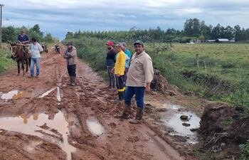 Pobladores del Asentamiento Martín Rolón piden caminos de todo tiempo.