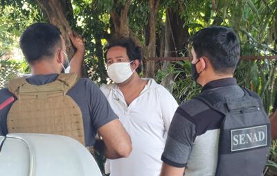 Gerardo Gómez Jara (de remera blanca) conversa con los agentes de la Senad, tras su detención.