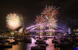 Los fuegos artificiales iluminan el cielo sobre el puerto de Sídney durante la exhibición de Calling Country de las celebraciones de Nochevieja en Mrs Macquaries Point en Sídney, Australia, el 31 de diciembre de 2025.