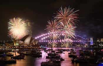 Los fuegos artificiales iluminan el cielo sobre el puerto de Sídney durante la exhibición de Calling Country de las celebraciones de Nochevieja en Mrs Macquaries Point en Sídney, Australia, el 31 de diciembre de 2025.