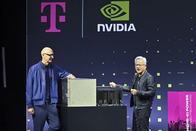 El Consejero Delegado de Telekom Alemania, Tim Höttges (i), y el Consejero Delegado de NVIDIA, Jensen Huang (d), durante la presentación de este martes en Berlín (Alemania), de la primera nube industrial de inteligencia artificial (IA) del mundo, una innovadora infraestructura destinada a impulsar el uso de esa tecnología computacional en una amplia gama de sectores económicos que implicará una inversión de 1.000 millones de euros.