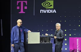 El Consejero Delegado de Telekom Alemania, Tim Höttges (i), y el Consejero Delegado de NVIDIA, Jensen Huang (d), durante la presentación de este martes en Berlín (Alemania), de la primera nube industrial de inteligencia artificial (IA) del mundo, una innovadora infraestructura destinada a impulsar el uso de esa tecnología computacional en una amplia gama de sectores económicos que implicará una inversión de 1.000 millones de euros.